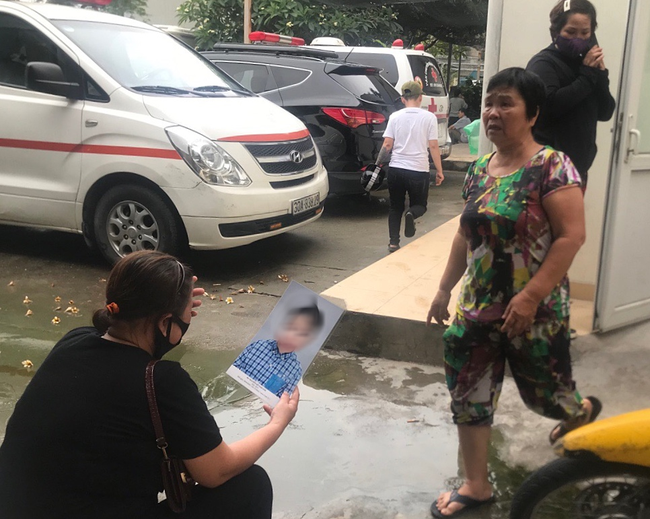 Rơi nước mắt cảnh người thân gào khóc chờ nhận thi thể bé 15 tháng tuổi: Bát cháo ông nấu cháu chưa kịp về ăn...-1