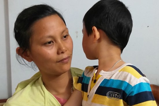 Bé trai bị bố bỏ rơi tại tòa án kèm lời nhắn 