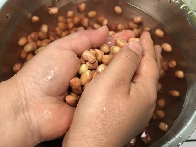 Muốn lạc rang thơm, giòn đừng chỉ cho muối, hãy thêm nguyên liệu này nữa-1