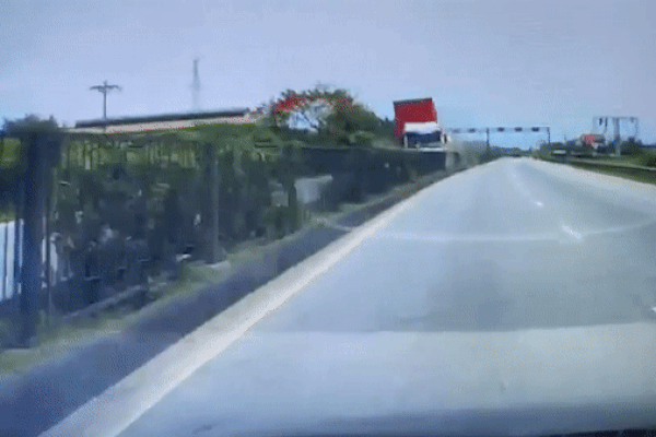 Xe tải nổ lốp gây họa cho ôtô đi cạnh-1