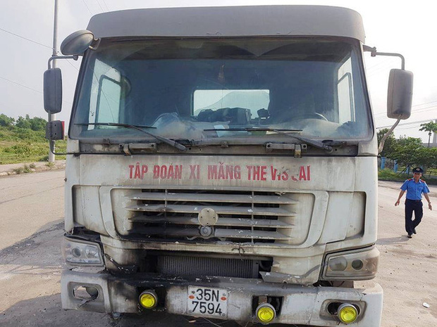 Kỳ lạ chiếc xe chở đầy hàng bị bỏ lại, cán bộ giao thông phải túc trực tìm chủ-1