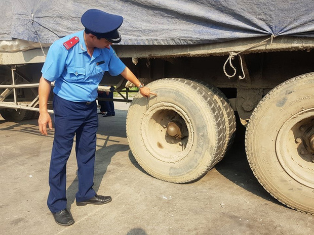 Kỳ lạ chiếc xe chở đầy hàng bị bỏ lại, cán bộ giao thông phải túc trực tìm chủ-3