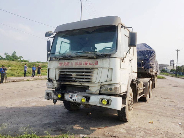 Kỳ lạ chiếc xe chở đầy hàng bị bỏ lại, cán bộ giao thông phải túc trực tìm chủ-5