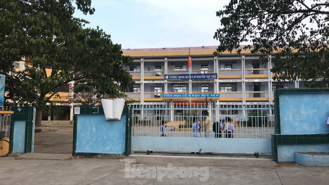 Học sinh lớp 9 trút ‘mưa dao’ vào 2 bạn ngay tại trường-1