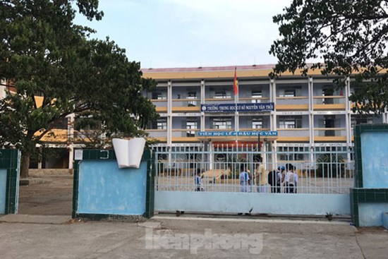 Học sinh lớp 9 trút ‘mưa dao’ vào 2 bạn ngay tại trường