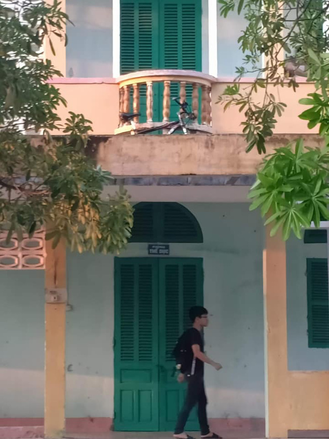 Tan học thì chẳng thấy xe đạp đâu, nam sinh đỏ mắt đi tìm nào ngờ ở nơi xa tít chân trời gần ngay trước mặt-1