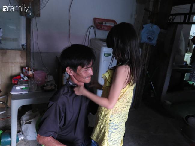 Tâm sự người đàn ông khuyết tật cả 2 tay, ngày ngày bán phế liệu nuôi 2 cháu sinh đôi cùng mẹ già 91 tuổi: Tôi không dám chết-13