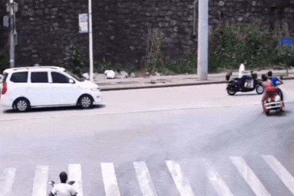 Người phụ nữ may mắn thoát nạn khi ngã trước bánh ôtô đang chạy