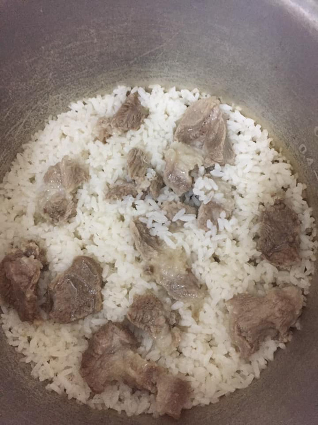 Chia sẻ cách nấu cơm tiện hấp luôn thịt cho đỡ phải rửa nồi, anh chàng bị dân tình cảnh báo có ngày sẽ đổ cả nồi” vì một lý do đáng sợ-2