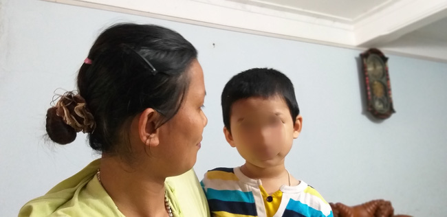 Hoàn cảnh đáng thương của mẹ cháu bé bị bố bỏ rơi tại tòa án: Nhận lại con hạnh phúc lắm nhưng trong lòng ngổn ngang lo lắng-4