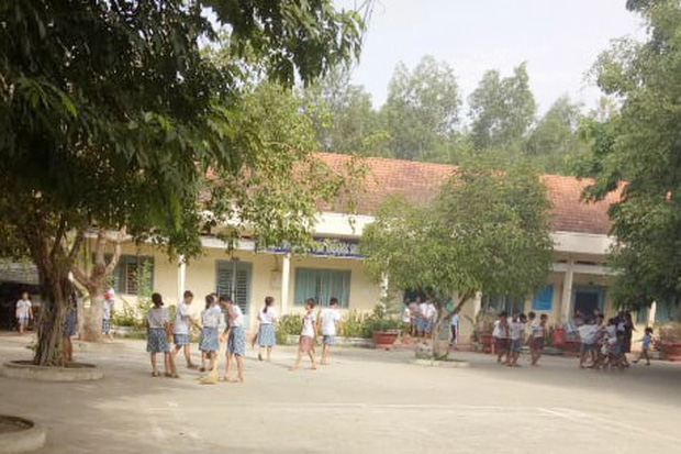Con rời lớp trễ, người cha dùng nón bảo hiểm đánh tới tấp khiến cô giáo ở Long An bất tỉnh-1