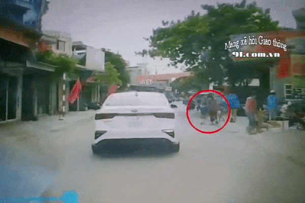 Bé trai đột ngột lao ra đường khi đang đi bộ sát vỉa hè cùng bà và mẹ, khoảnh khắc sau đó khiến ai trông thấy cũng sững sờ