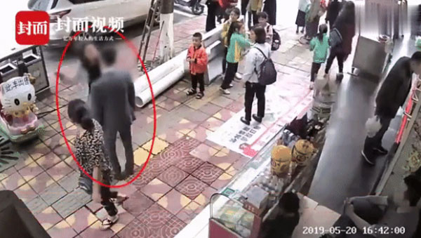 Chàng trai bị bạn gái tát 52 phát vì không mua tặng điện thoại-1