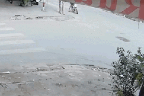 Hai cô gái đi xe điện và tình huống ngẫu hứng ‘hạ gục’ thanh niên đi xe máy