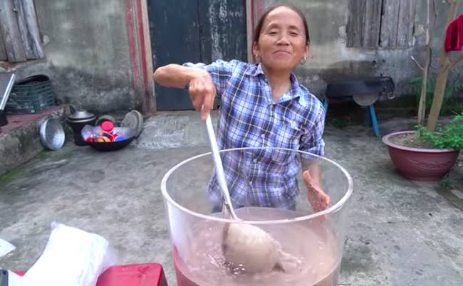 Thất bại khi trổ tài làm trà sữa trân châu phiên bản 50 lít, nhưng bà Tân Vlog vẫn được dân mạng bái phục vì điều xuất sắc không phải ai cũng làm được-6