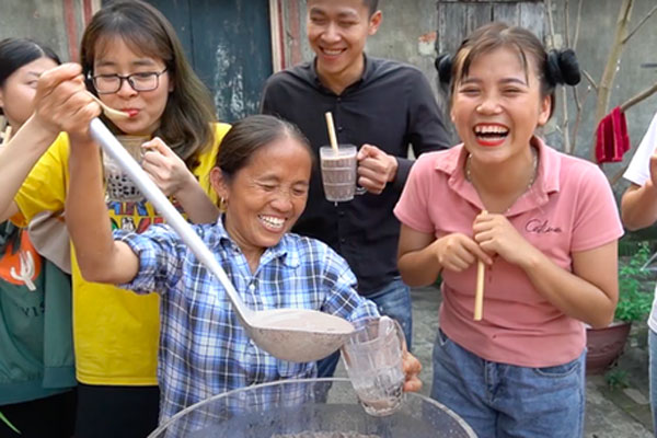 Con trai bà Tân Vlog xếp trứng quanh nhà để troll mẹ, bị dân tình phẫn nộ lên án vì lãng phí thức ăn-7