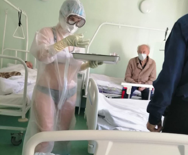 Nữ y tá Nga gây bão mạng vì mặc độc nội y dưới đồ bảo hộ, cư dân mạng chia làm 2 phe người khen kẻ chê tranh cãi quyết liệt-1