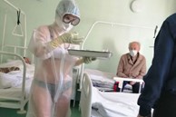 Nữ y tá Nga 'gây bão mạng' vì mặc độc nội y dưới đồ bảo hộ, cư dân mạng chia làm 2 phe người khen kẻ chê tranh cãi quyết liệt