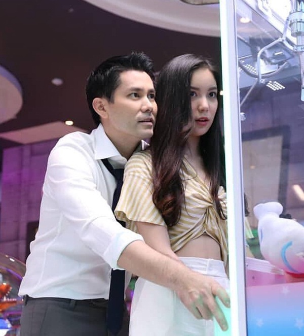 Dừng xe để tìm đường thì thấy vợ trong quán cà phê, tôi lao vào tra khảo nhưng nghẹn họng với câu đáp trả từ gã trai lạ-1