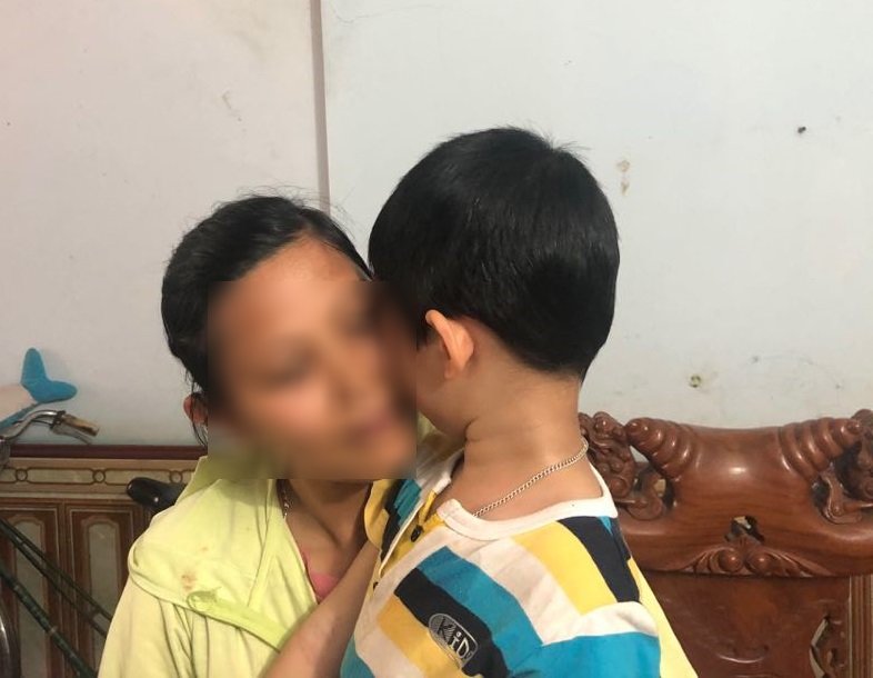 Vụ bé trai bị bố bỏ ở tòa: Bất ngờ lý do người mẹ nhờ chị gái nuôi con-3