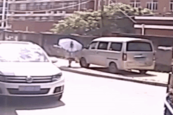 Pin xe điện phát nổ khi đang sạc trong bếp-1