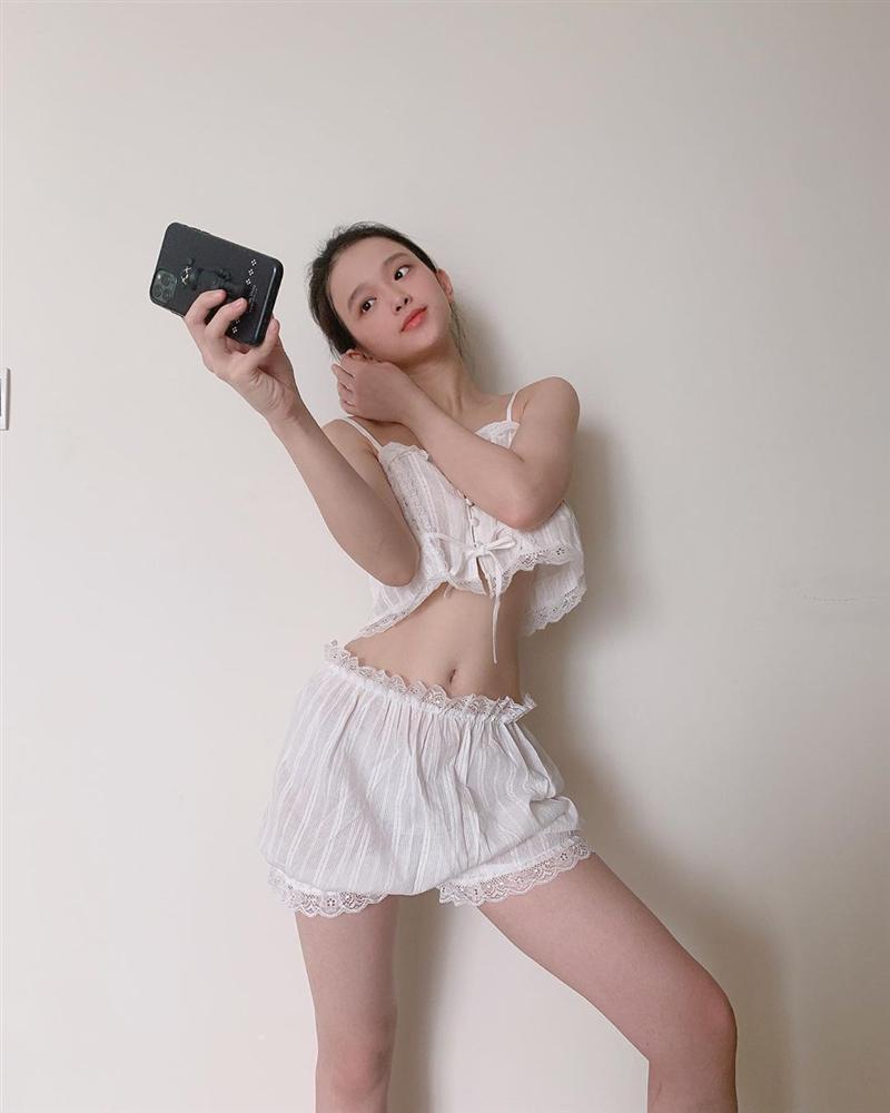 Ngọc Trinh đụng hàng đồ ngủ ren với Lan Ngọc nhưng cởi phanh cúc áo táo bạo hơn hẳn-7