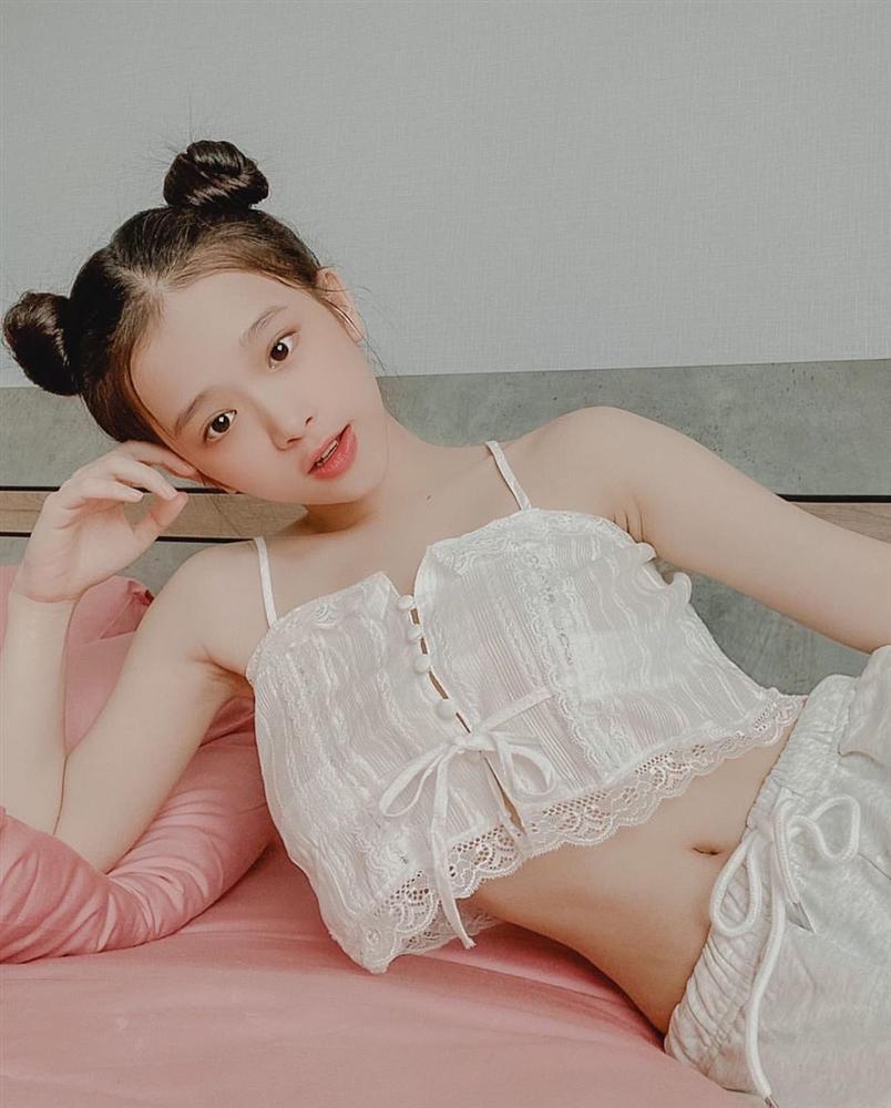 Ngọc Trinh đụng hàng đồ ngủ ren với Lan Ngọc nhưng cởi phanh cúc áo táo bạo hơn hẳn-8