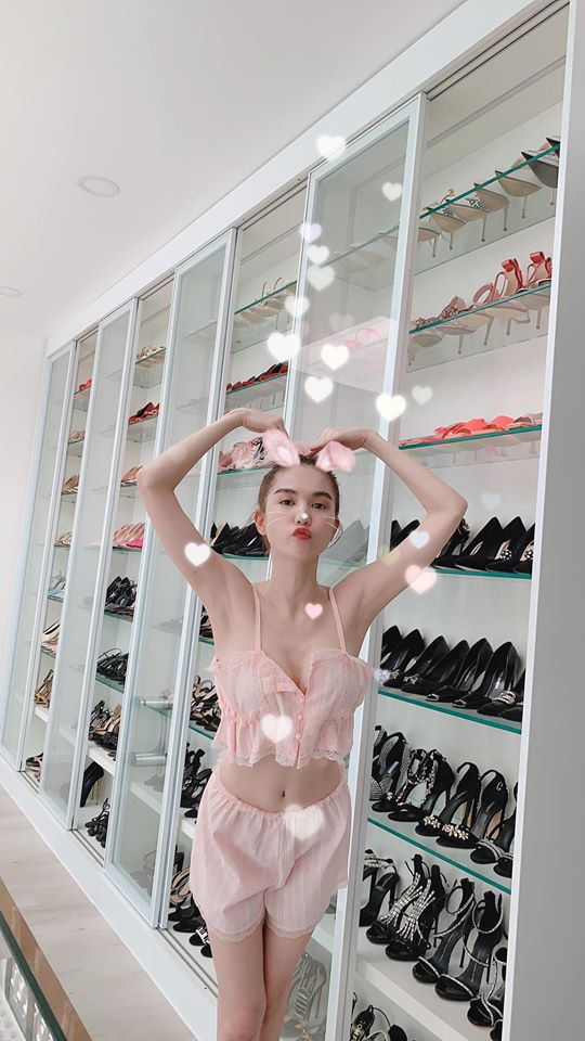 Ngọc Trinh đụng hàng đồ ngủ ren với Lan Ngọc nhưng cởi phanh cúc áo táo bạo hơn hẳn-1