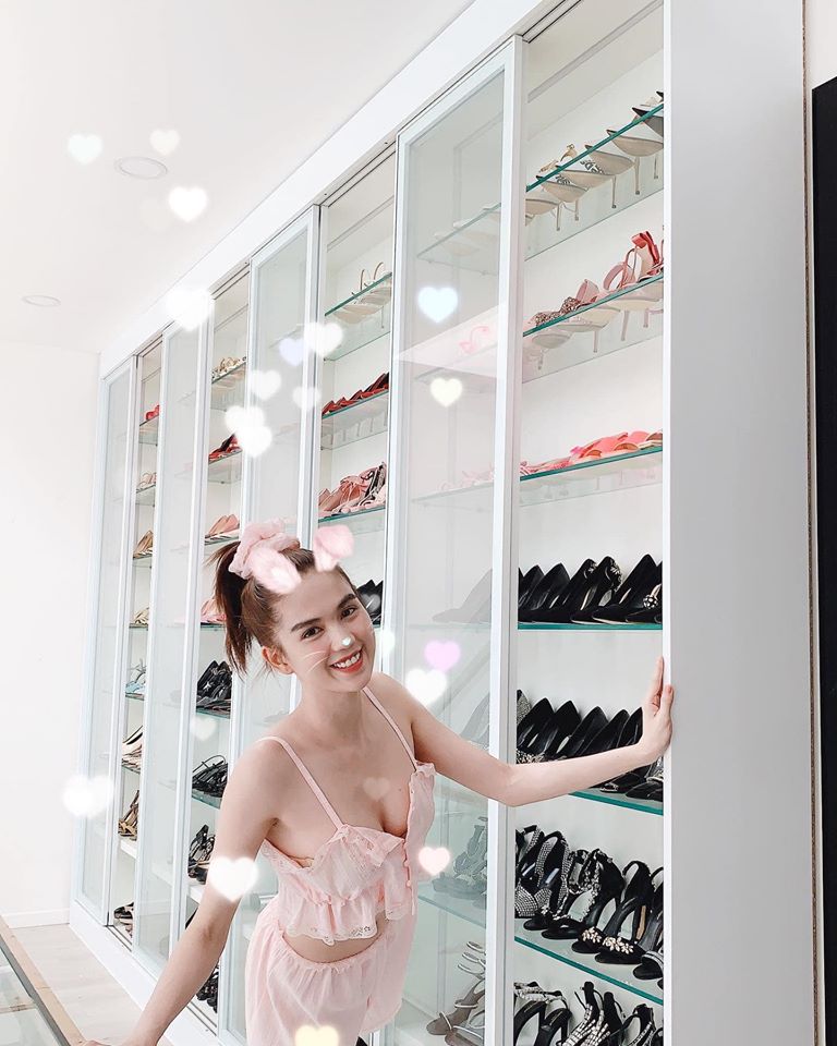 Ngọc Trinh đụng hàng đồ ngủ ren với Lan Ngọc nhưng cởi phanh cúc áo táo bạo hơn hẳn-2