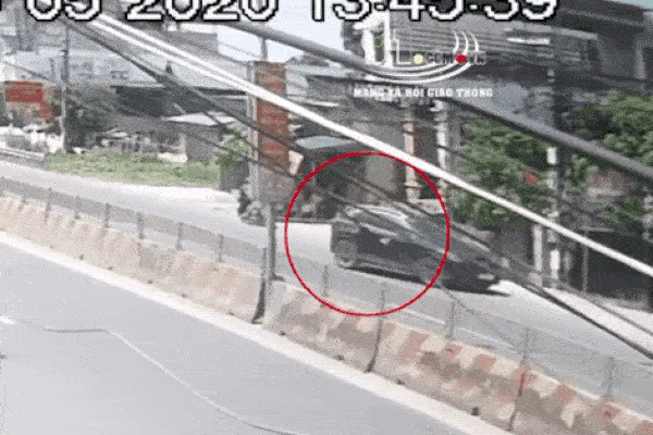 Xe máy đi ngược chiều đâm vào đầu ôtô rồi văng lên nóc xe-1