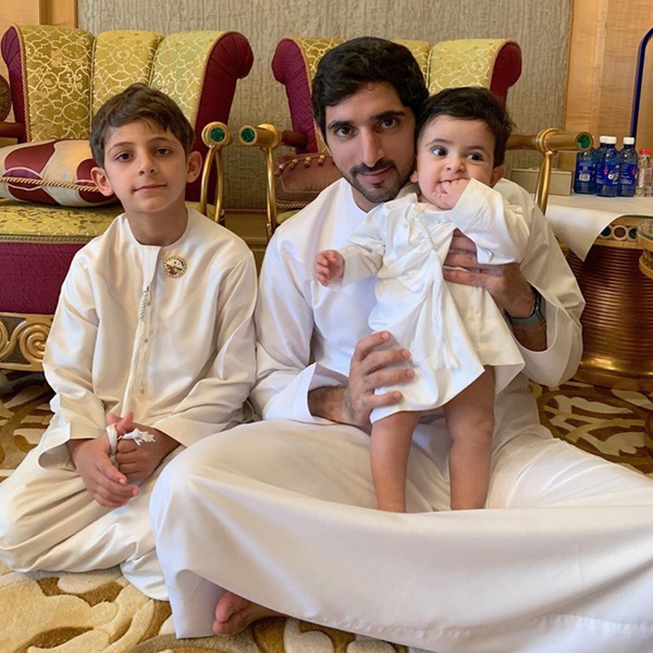 Thái tử đẹp nhất Dubai dính nghi án đã có con khi chia sẻ tấm hình bế một bé trai kháu khỉnh gây sốt cộng đồng mạng-3