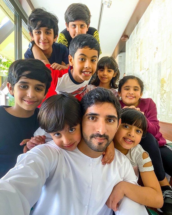 Thái tử đẹp nhất Dubai dính nghi án đã có con khi chia sẻ tấm hình bế một bé trai kháu khỉnh gây sốt cộng đồng mạng-4