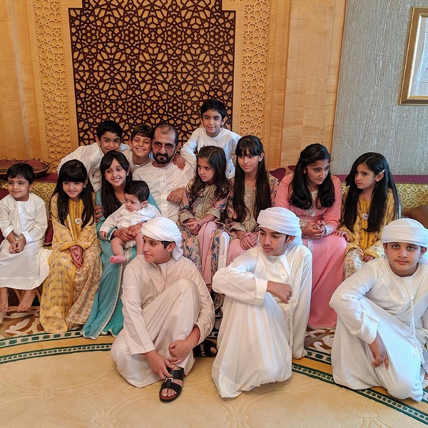 Thái tử đẹp nhất Dubai dính nghi án đã có con khi chia sẻ tấm hình bế một bé trai kháu khỉnh gây sốt cộng đồng mạng-5