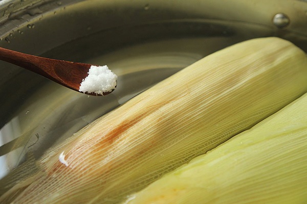 Mách chị em bí quyết luộc ngô ngọt thơm căng mọng siêu ngon-4