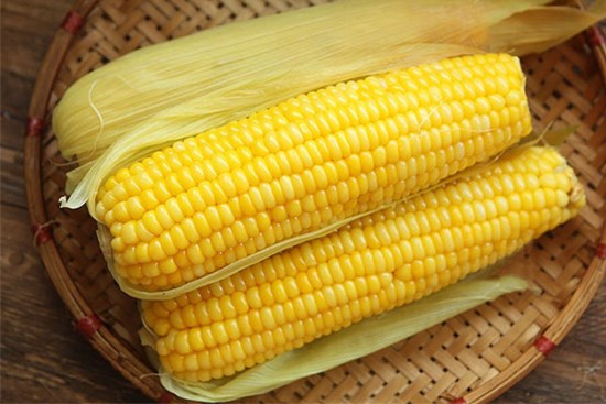 Mách chị em bí quyết luộc ngô ngọt thơm căng mọng siêu ngon