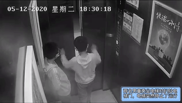 Vì quá nghịch ngợm, 2 bé trai 8 tuổi mắc kẹt trong thang máy khiến dân mạng thót tim khi theo dõi quá trình giải cứu-2