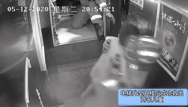 Vì quá nghịch ngợm, 2 bé trai 8 tuổi mắc kẹt trong thang máy khiến dân mạng thót tim khi theo dõi quá trình giải cứu-5
