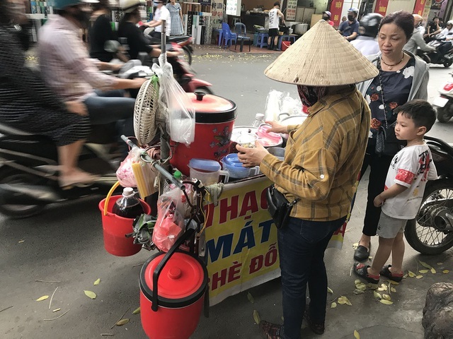Nắng nóng 40 độ: Gánh hàng rong vỉa hè bán 300 cốc thạch/ngày-1