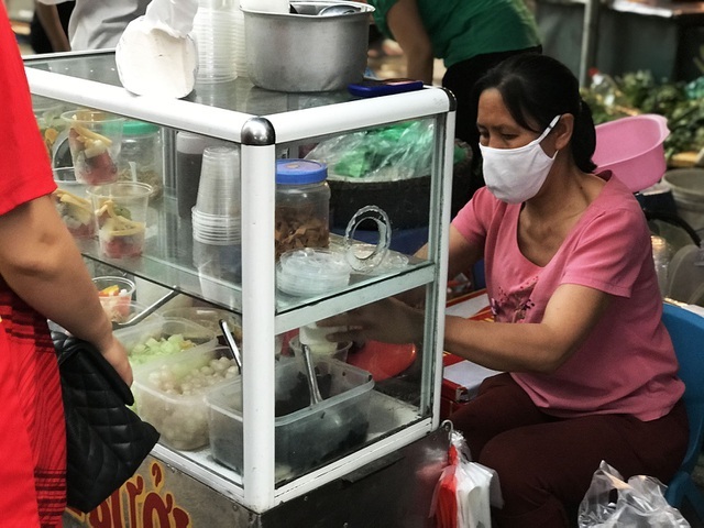 Nắng nóng 40 độ: Gánh hàng rong vỉa hè bán 300 cốc thạch/ngày-3