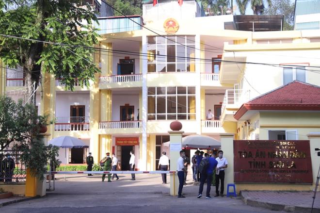 An ninh thắt chặt trong phiên tòa xét xử vụ gian lận thi cử ở Sơn La-1