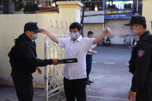 Thấy trai lạ nhắn tin cho bạn gái, thanh niên rủ 6 người mang mã tấu đi chém người-3