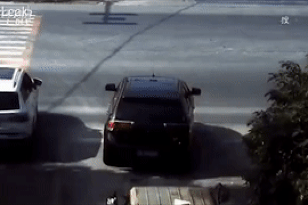 Xe máy đi ngược chiều đâm vào đầu ôtô rồi văng lên nóc xe