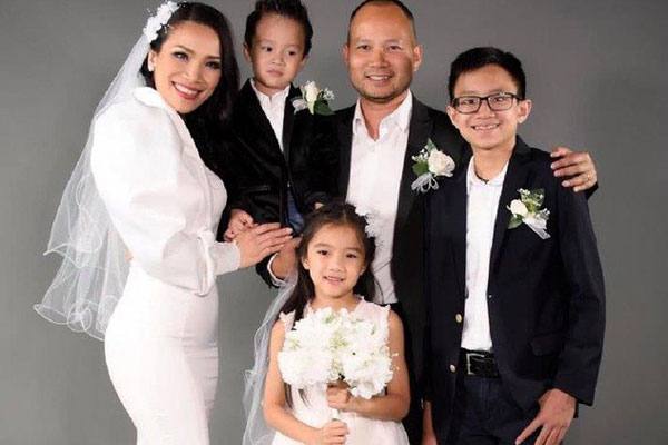 Dù tiết lộ đã khỏe hơn nhưng ca sĩ Hồng Ngọc vẫn giấu kín gương mặt bị bỏng-4