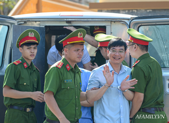 Tuyên án sơ thẩm 15 bị cáo vụ gian lận điểm thi ở Hòa Bình-2