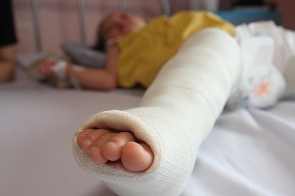 Mẹ thay bỉm, con khóc thét, ngỡ ngàng phát hiện đây là dấu hiệu bệnh gây tàn tật suốt đời-2