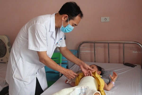 Mẹ thay bỉm, con khóc thét, ngỡ ngàng phát hiện đây là dấu hiệu bệnh gây tàn tật suốt đời-4