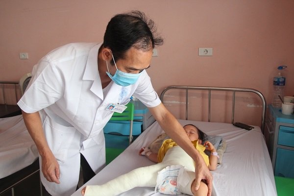 Mẹ thay bỉm, con khóc thét, ngỡ ngàng phát hiện đây là dấu hiệu bệnh gây tàn tật suốt đời-5