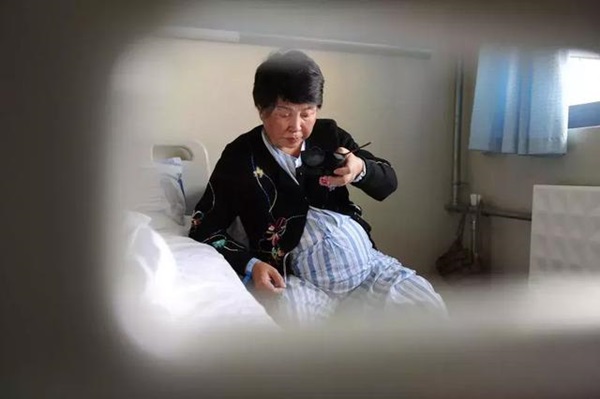 10 năm trước, người phụ nữ đánh đổi tính mạng để sinh con ở tuổi 60 và đằng sau hành động ấy là một câu chuyện buồn-4