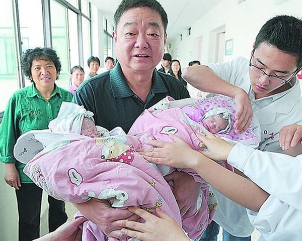 10 năm trước, người phụ nữ đánh đổi tính mạng để sinh con ở tuổi 60 và đằng sau hành động ấy là một câu chuyện buồn-5