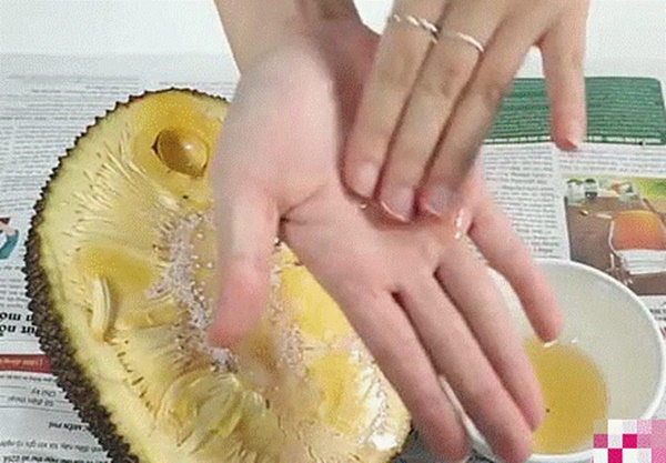 Tay dính mủ trái cây rửa bằng xà phòng mà vô ích, đây là cách loại bỏ hiệu quả-1